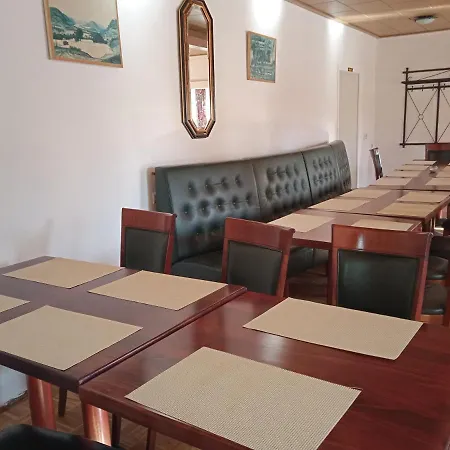 & Restaurant Zum Adlersberg Schleusingen